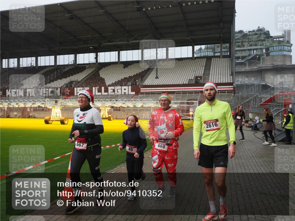 07.12.2025 - St. Pauli X-Mass-Run No. 15 Fabian Wolf http://msf.ph/oto/9410352 07.12.2025 11:11:00 Ziel 48, 660, 667, 669, 1400, 1402, 2616 meine-sportfotos.de