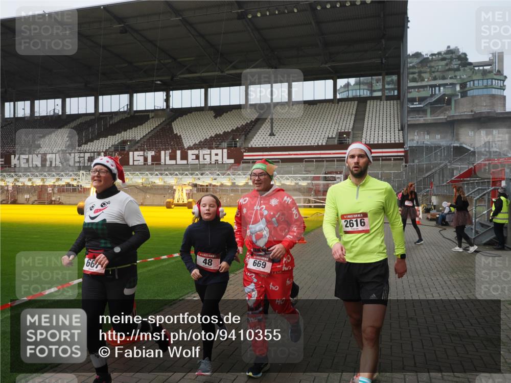 07.12.2025 - St. Pauli X-Mass-Run No. 15 Fabian Wolf http://msf.ph/oto/9410355 07.12.2025 11:11:00 Ziel 48, 660, 667, 669, 1400, 1402, 2616 meine-sportfotos.de