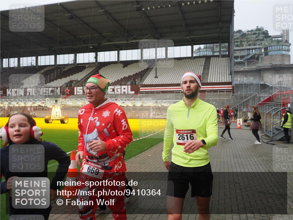 07.12.2025 - St. Pauli X-Mass-Run No. 15 Fabian Wolf http://msf.ph/oto/9410364 07.12.2025 11:11:00 Ziel 48, 660, 667, 669, 1400, 1402, 2616 meine-sportfotos.de