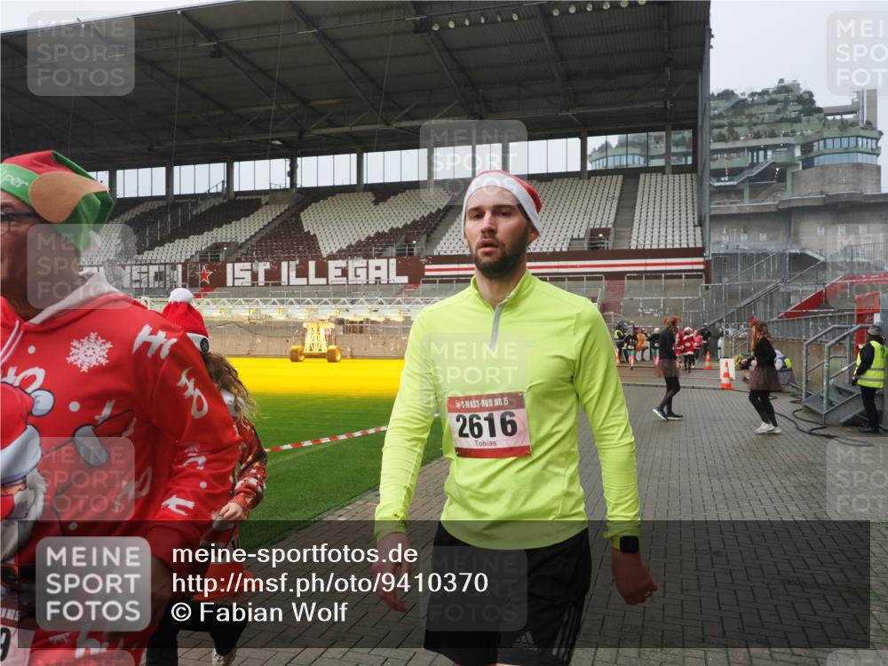 07.12.2025 - St. Pauli X-Mass-Run No. 15 Fabian Wolf http://msf.ph/oto/9410370 07.12.2025 11:11:01 Ziel 48, 660, 667, 669, 1400, 1402, 1518, 2616 meine-sportfotos.de