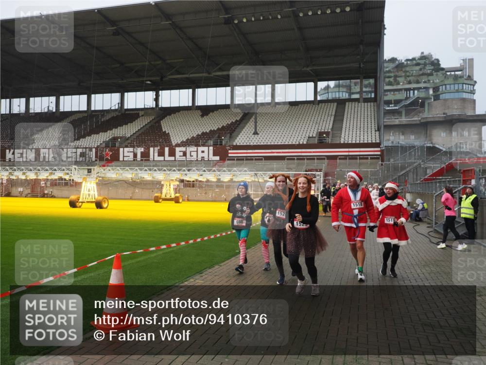 07.12.2025 - St. Pauli X-Mass-Run No. 15 Fabian Wolf http://msf.ph/oto/9410376 07.12.2025 11:11:10 Ziel 48, 660, 667, 669, 697, 698, 777, 787, 788, 817, 832, 841, 909, 1518, 1519, 1557, 1565, 1568, 1619, 1707, 2258, 2742, 4801, 4813 meine-sportfotos.de