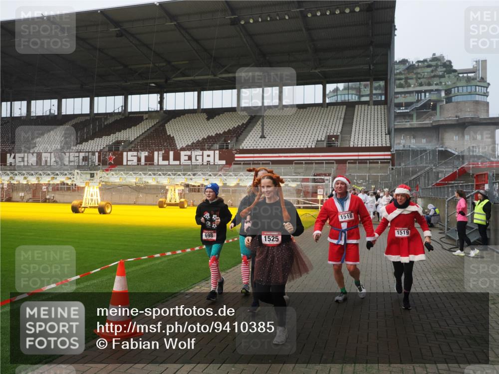 07.12.2025 - St. Pauli X-Mass-Run No. 15 Fabian Wolf http://msf.ph/oto/9410385 07.12.2025 11:11:11 Ziel 48, 411, 660, 667, 669, 697, 698, 777, 787, 788, 812, 815, 817, 832, 841, 909, 1518, 1519, 1557, 1565, 1568, 1619, 1707, 2258, 2742, 4801, 4813 meine-sportfotos.de