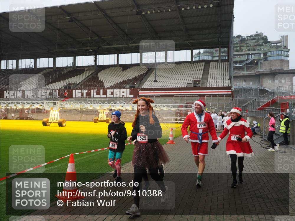 07.12.2025 - St. Pauli X-Mass-Run No. 15 Fabian Wolf http://msf.ph/oto/9410388 07.12.2025 11:11:11 Ziel 48, 411, 660, 667, 669, 697, 698, 777, 787, 788, 812, 815, 817, 832, 841, 909, 1518, 1519, 1557, 1565, 1568, 1619, 1707, 2258, 2742, 4801, 4813 meine-sportfotos.de