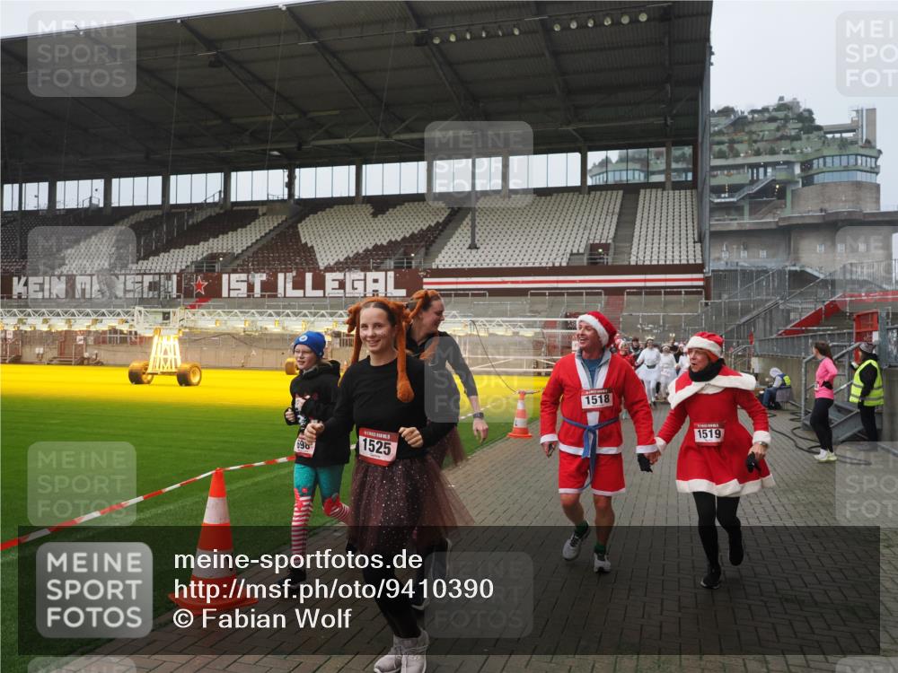 07.12.2025 - St. Pauli X-Mass-Run No. 15 Fabian Wolf http://msf.ph/oto/9410390 07.12.2025 11:11:11 Ziel 48, 411, 660, 667, 669, 697, 698, 777, 787, 788, 812, 815, 817, 832, 841, 909, 1518, 1519, 1557, 1565, 1568, 1619, 1707, 2258, 2742, 4801, 4813 meine-sportfotos.de