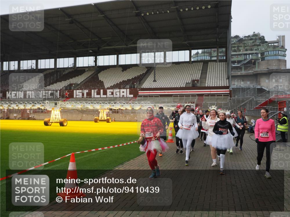07.12.2025 - St. Pauli X-Mass-Run No. 15 Fabian Wolf http://msf.ph/oto/9410439 07.12.2025 11:11:17 Ziel 182, 190, 411, 697, 698, 777, 787, 788, 812, 815, 817, 832, 841, 909, 1145, 1146, 1147, 1518, 1519, 1557, 1565, 1568, 1619, 1707, 2258, 2742, 4801, 4805, 4806, 4810, 4813, 5005, 5006 meine-sportfotos.de