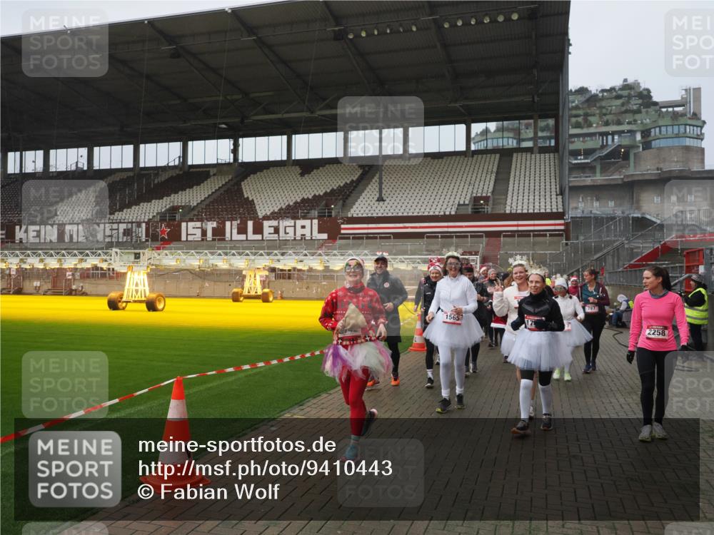 07.12.2025 - St. Pauli X-Mass-Run No. 15 Fabian Wolf http://msf.ph/oto/9410443 07.12.2025 11:11:17 Ziel 182, 190, 411, 697, 698, 777, 787, 788, 812, 815, 817, 832, 841, 909, 1145, 1146, 1147, 1518, 1519, 1557, 1565, 1568, 1619, 1707, 2258, 2742, 4801, 4805, 4806, 4810, 4813, 5005, 5006 meine-sportfotos.de