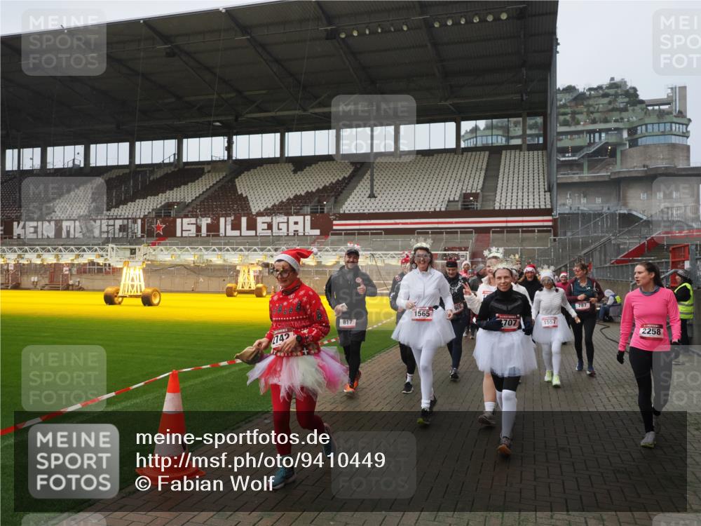 07.12.2025 - St. Pauli X-Mass-Run No. 15 Fabian Wolf http://msf.ph/oto/9410449 07.12.2025 11:11:17 Ziel 182, 190, 411, 697, 698, 777, 787, 788, 812, 815, 817, 832, 841, 909, 1145, 1146, 1147, 1518, 1519, 1557, 1565, 1568, 1619, 1707, 2258, 2742, 4801, 4805, 4806, 4810, 4813, 5005, 5006 meine-sportfotos.de