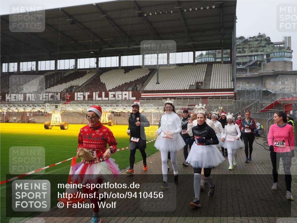 07.12.2025 - St. Pauli X-Mass-Run No. 15 Fabian Wolf http://msf.ph/oto/9410456 07.12.2025 11:11:18 Ziel 171, 182, 190, 411, 697, 698, 777, 787, 788, 812, 815, 817, 832, 841, 909, 1145, 1146, 1147, 1518, 1519, 1557, 1565, 1568, 1619, 1707, 2258, 2742, 4801, 4805, 4806, 4810, 4813, 5005, 5006 meine-sportfotos.de