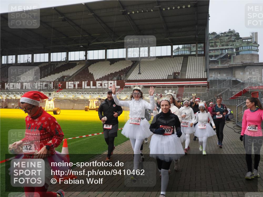 07.12.2025 - St. Pauli X-Mass-Run No. 15 Fabian Wolf http://msf.ph/oto/9410462 07.12.2025 11:11:18 Ziel 171, 182, 190, 411, 697, 698, 777, 787, 788, 812, 815, 817, 832, 841, 909, 1145, 1146, 1147, 1518, 1519, 1557, 1565, 1568, 1619, 1707, 2258, 2742, 4801, 4805, 4806, 4810, 4813, 5005, 5006 meine-sportfotos.de