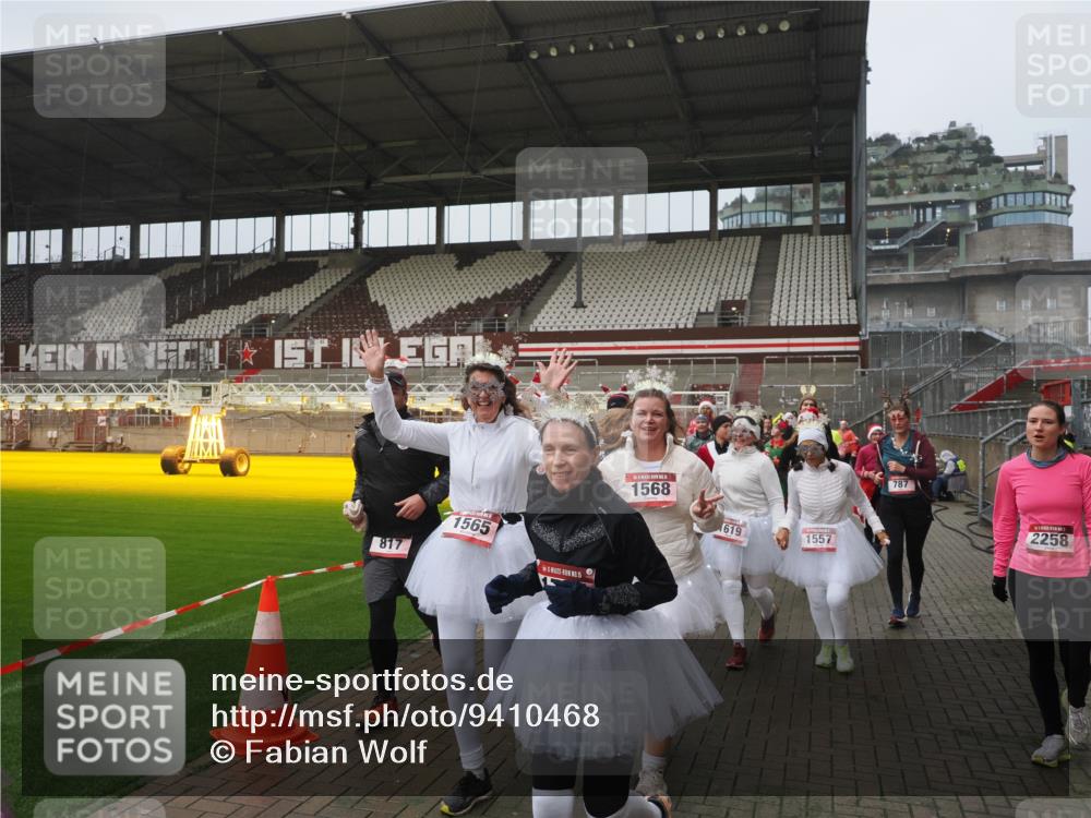 07.12.2025 - St. Pauli X-Mass-Run No. 15 Fabian Wolf http://msf.ph/oto/9410468 07.12.2025 11:11:18 Ziel 171, 182, 190, 411, 697, 698, 777, 787, 788, 812, 815, 817, 832, 841, 909, 1145, 1146, 1147, 1518, 1519, 1557, 1565, 1568, 1619, 1707, 2258, 2742, 4801, 4805, 4806, 4810, 4813, 5005, 5006 meine-sportfotos.de
