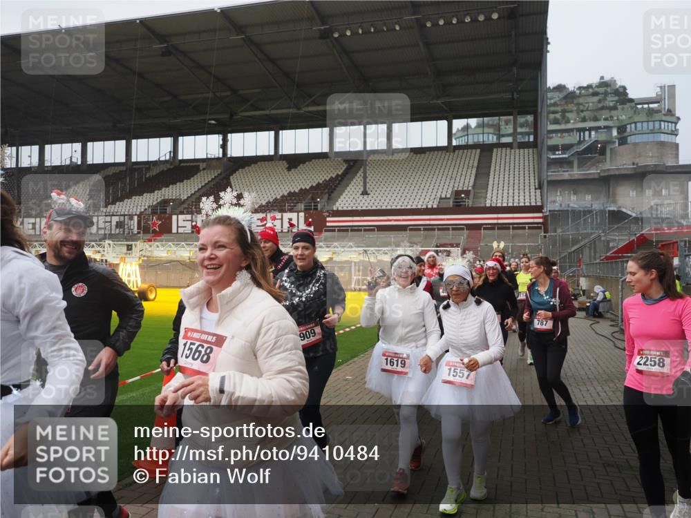 07.12.2025 - St. Pauli X-Mass-Run No. 15 Fabian Wolf http://msf.ph/oto/9410484 07.12.2025 11:11:19 Ziel 171, 182, 190, 411, 697, 698, 777, 787, 788, 812, 815, 817, 832, 841, 909, 1145, 1146, 1147, 1518, 1519, 1557, 1565, 1568, 1619, 1707, 1770, 2258, 2742, 4801, 4805, 4806, 4810, 4813, 5005, 5006 meine-sportfotos.de