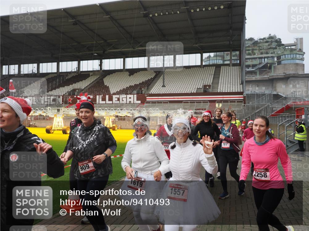 07.12.2025 - St. Pauli X-Mass-Run No. 15 Fabian Wolf http://msf.ph/oto/9410493 07.12.2025 11:11:20 Ziel 171, 182, 190, 411, 697, 698, 777, 787, 788, 812, 815, 817, 832, 841, 909, 1145, 1146, 1147, 1518, 1519, 1557, 1565, 1568, 1619, 1707, 1770, 2258, 2742, 4801, 4805, 4806, 4810, 4813, 5005, 5006 meine-sportfotos.de