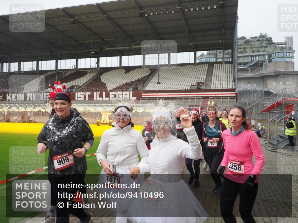 07.12.2025 - St. Pauli X-Mass-Run No. 15 Fabian Wolf http://msf.ph/oto/9410496 07.12.2025 11:11:20 Ziel 171, 182, 190, 411, 697, 698, 777, 787, 788, 812, 815, 817, 832, 841, 909, 1145, 1146, 1147, 1518, 1519, 1557, 1565, 1568, 1619, 1707, 1770, 2258, 2742, 4801, 4805, 4806, 4810, 4813, 5005, 5006 meine-sportfotos.de