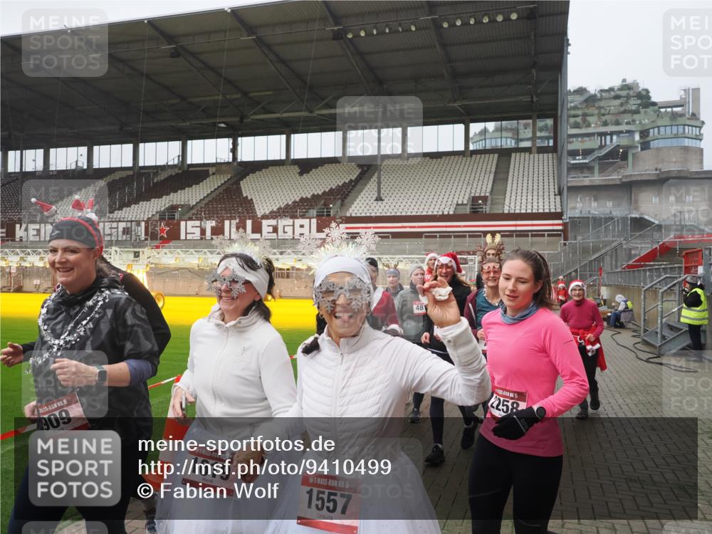 07.12.2025 - St. Pauli X-Mass-Run No. 15 Fabian Wolf http://msf.ph/oto/9410499 07.12.2025 11:11:20 Ziel 171, 182, 190, 411, 697, 698, 777, 787, 788, 812, 815, 817, 832, 841, 909, 1145, 1146, 1147, 1518, 1519, 1557, 1565, 1568, 1619, 1707, 1770, 2258, 2742, 4801, 4805, 4806, 4810, 4813, 5005, 5006 meine-sportfotos.de