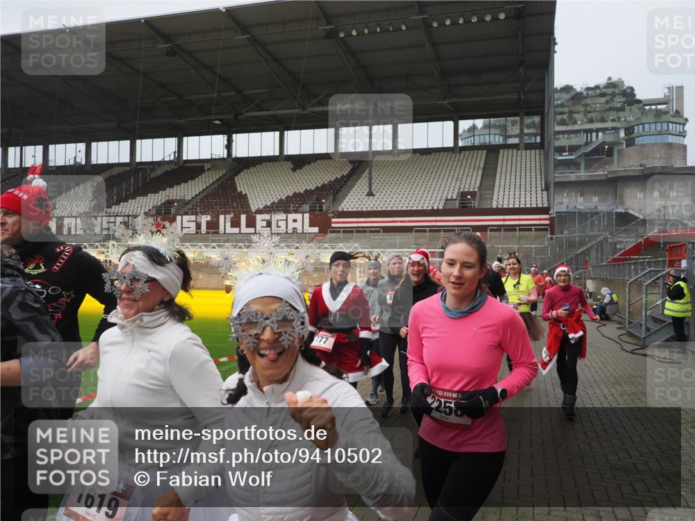 07.12.2025 - St. Pauli X-Mass-Run No. 15 Fabian Wolf http://msf.ph/oto/9410502 07.12.2025 11:11:21 Ziel 171, 182, 190, 411, 697, 698, 777, 787, 788, 812, 815, 817, 832, 841, 909, 1145, 1146, 1147, 1518, 1519, 1557, 1565, 1568, 1619, 1707, 1770, 2258, 2742, 4801, 4805, 4806, 4810, 4813, 5005, 5006 meine-sportfotos.de