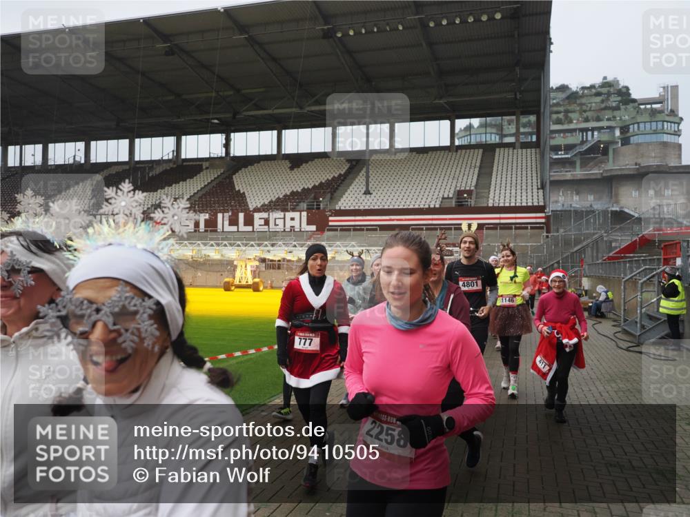 07.12.2025 - St. Pauli X-Mass-Run No. 15 Fabian Wolf http://msf.ph/oto/9410505 07.12.2025 11:11:21 Ziel 171, 182, 190, 411, 697, 698, 777, 787, 788, 812, 815, 817, 832, 841, 909, 1145, 1146, 1147, 1518, 1519, 1557, 1565, 1568, 1619, 1707, 1770, 2258, 2742, 4801, 4805, 4806, 4810, 4813, 5005, 5006 meine-sportfotos.de