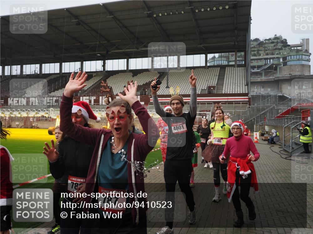 07.12.2025 - St. Pauli X-Mass-Run No. 15 Fabian Wolf http://msf.ph/oto/9410523 07.12.2025 11:11:22 Ziel 171, 182, 190, 411, 697, 698, 777, 787, 788, 812, 815, 817, 832, 841, 909, 1145, 1146, 1147, 1309, 1519, 1557, 1565, 1568, 1619, 1707, 1770, 2258, 2742, 4801, 4805, 4806, 4810, 4813, 5005, 5006 meine-sportfotos.de