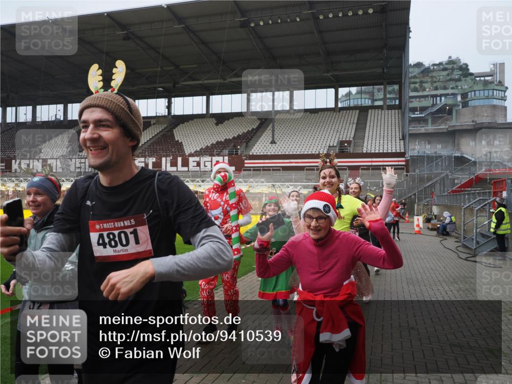 07.12.2025 - St. Pauli X-Mass-Run No. 15 Fabian Wolf http://msf.ph/oto/9410539 07.12.2025 11:11:23 Ziel 171, 182, 190, 411, 777, 787, 788, 812, 815, 817, 832, 841, 909, 1145, 1146, 1147, 1309, 1557, 1565, 1568, 1619, 1707, 1770, 2258, 2742, 4801, 4805, 4806, 4810, 4813, 5005, 5006 meine-sportfotos.de