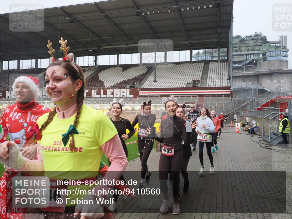 07.12.2025 - St. Pauli X-Mass-Run No. 15 Fabian Wolf http://msf.ph/oto/9410560 07.12.2025 11:11:25 Ziel 171, 182, 190, 411, 777, 787, 788, 812, 815, 817, 832, 841, 909, 1145, 1146, 1147, 1309, 1557, 1565, 1568, 1619, 1707, 1767, 1770, 2742, 4801, 4805, 4806, 4810, 4813, 5005, 5006 meine-sportfotos.de