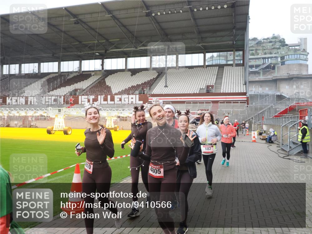 07.12.2025 - St. Pauli X-Mass-Run No. 15 Fabian Wolf http://msf.ph/oto/9410566 07.12.2025 11:11:25 Ziel 171, 182, 190, 411, 777, 787, 788, 812, 815, 817, 832, 841, 909, 1145, 1146, 1147, 1309, 1557, 1565, 1568, 1619, 1707, 1767, 1770, 2742, 4801, 4805, 4806, 4810, 4813, 5005, 5006 meine-sportfotos.de