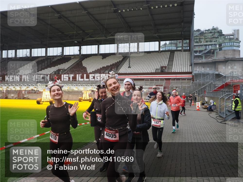 07.12.2025 - St. Pauli X-Mass-Run No. 15 Fabian Wolf http://msf.ph/oto/9410569 07.12.2025 11:11:25 Ziel 171, 182, 190, 411, 777, 787, 788, 812, 815, 817, 832, 841, 909, 1145, 1146, 1147, 1309, 1557, 1565, 1568, 1619, 1707, 1767, 1770, 2742, 4801, 4805, 4806, 4810, 4813, 5005, 5006 meine-sportfotos.de
