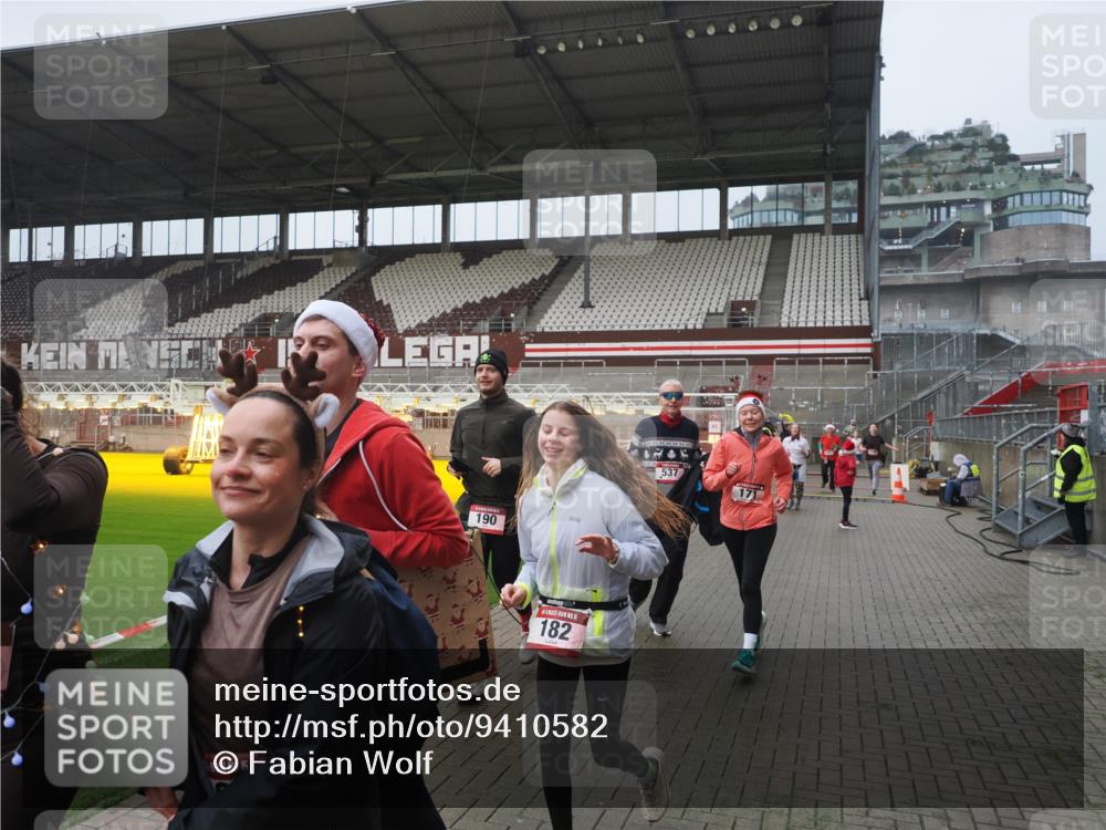 07.12.2025 - St. Pauli X-Mass-Run No. 15 Fabian Wolf http://msf.ph/oto/9410582 07.12.2025 11:11:26 Ziel 171, 182, 190, 411, 777, 787, 788, 812, 815, 817, 832, 841, 909, 1145, 1146, 1147, 1309, 1557, 1565, 1568, 1589, 1619, 1707, 1767, 1770, 2742, 4801, 4805, 4806, 4810, 4813, 5005, 5006 meine-sportfotos.de