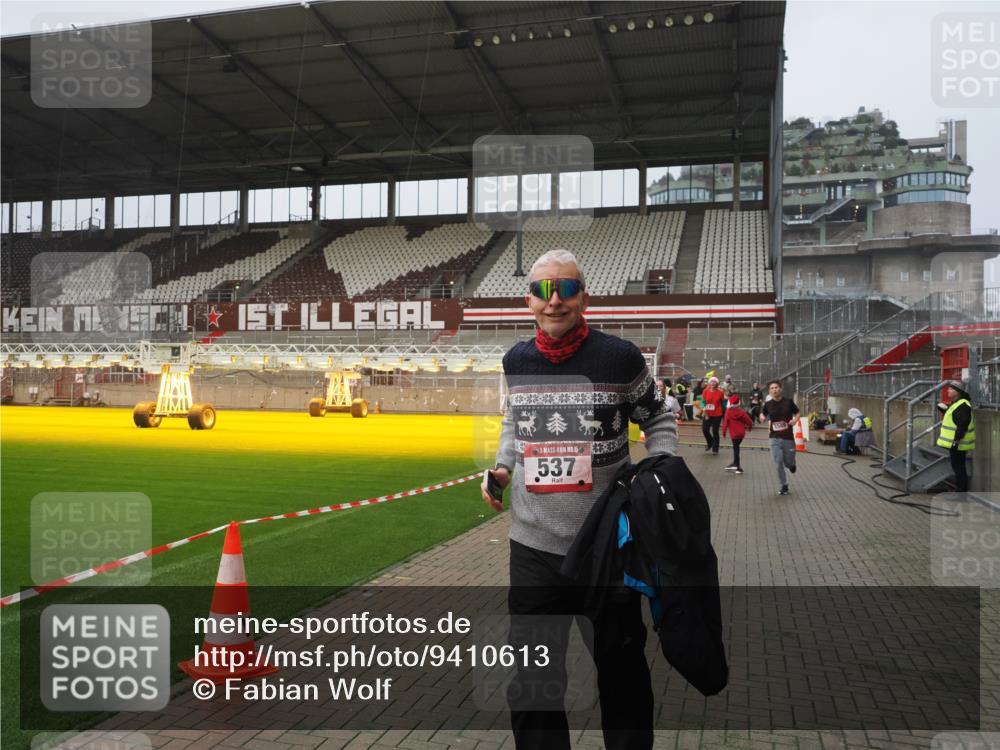 07.12.2025 - St. Pauli X-Mass-Run No. 15 Fabian Wolf http://msf.ph/oto/9410613 07.12.2025 11:11:29 Ziel 171, 182, 190, 411, 777, 787, 788, 812, 815, 832, 841, 909, 1145, 1146, 1147, 1309, 1321, 1589, 1619, 1767, 1770, 4801, 4805, 4806, 4810, 4813, 5005, 5006 meine-sportfotos.de