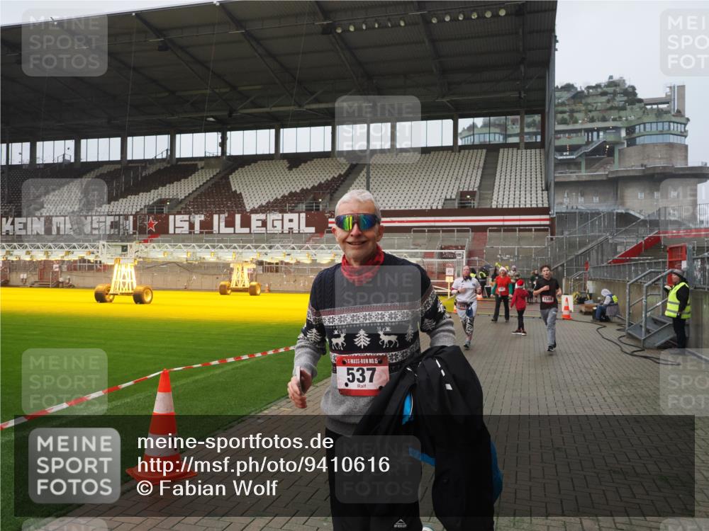 07.12.2025 - St. Pauli X-Mass-Run No. 15 Fabian Wolf http://msf.ph/oto/9410616 07.12.2025 11:11:29 Ziel 171, 182, 190, 411, 777, 787, 788, 812, 815, 832, 841, 909, 1145, 1146, 1147, 1309, 1321, 1589, 1619, 1767, 1770, 4801, 4805, 4806, 4810, 4813, 5005, 5006 meine-sportfotos.de