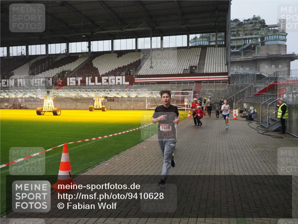 07.12.2025 - St. Pauli X-Mass-Run No. 15 Fabian Wolf http://msf.ph/oto/9410628 07.12.2025 11:11:31 Ziel 171, 182, 190, 411, 812, 815, 1145, 1146, 1147, 1309, 1321, 1589, 1711, 1714, 1767, 1770, 4805, 4806, 4810, 5005, 5006 meine-sportfotos.de