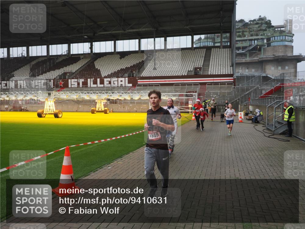 07.12.2025 - St. Pauli X-Mass-Run No. 15 Fabian Wolf http://msf.ph/oto/9410631 07.12.2025 11:11:31 Ziel 171, 182, 190, 411, 812, 815, 1145, 1146, 1147, 1309, 1321, 1589, 1711, 1714, 1767, 1770, 4805, 4806, 4810, 5005, 5006 meine-sportfotos.de