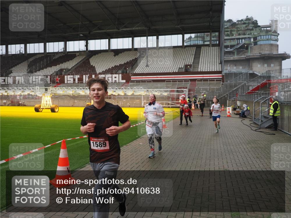 07.12.2025 - St. Pauli X-Mass-Run No. 15 Fabian Wolf http://msf.ph/oto/9410638 07.12.2025 11:11:32 Ziel 171, 182, 190, 1145, 1146, 1147, 1309, 1321, 1589, 1711, 1714, 1767, 1770, 4805, 4806, 4810, 5005, 5006 meine-sportfotos.de