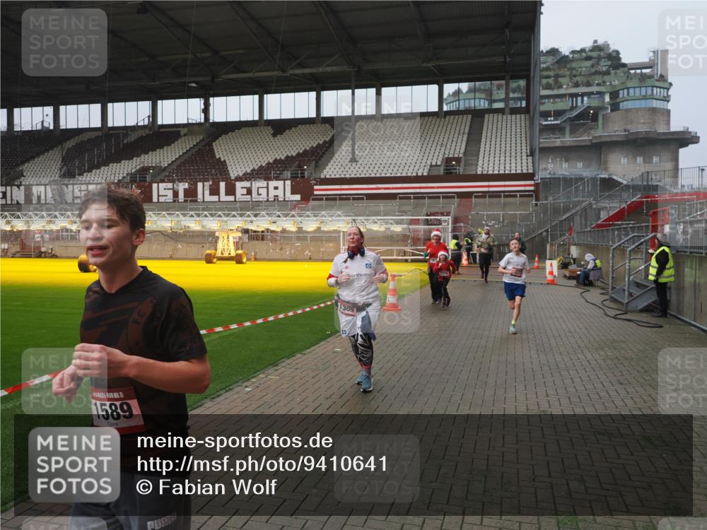 07.12.2025 - St. Pauli X-Mass-Run No. 15 Fabian Wolf http://msf.ph/oto/9410641 07.12.2025 11:11:32 Ziel 171, 182, 190, 1145, 1146, 1147, 1309, 1321, 1589, 1711, 1714, 1767, 1770, 4805, 4806, 4810, 5005, 5006 meine-sportfotos.de
