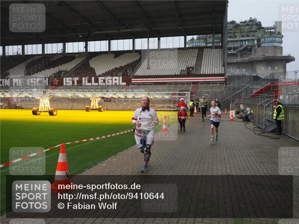 07.12.2025 - St. Pauli X-Mass-Run No. 15 Fabian Wolf http://msf.ph/oto/9410644 07.12.2025 11:11:32 Ziel 171, 182, 190, 1145, 1146, 1147, 1309, 1321, 1589, 1711, 1714, 1767, 1770, 4805, 4806, 4810, 5005, 5006 meine-sportfotos.de