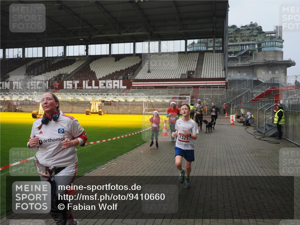 07.12.2025 - St. Pauli X-Mass-Run No. 15 Fabian Wolf http://msf.ph/oto/9410660 07.12.2025 11:11:33 Ziel 171, 182, 190, 1309, 1321, 1589, 1711, 1714, 1767, 1770, 4805, 4806, 4810, 5005, 5006 meine-sportfotos.de