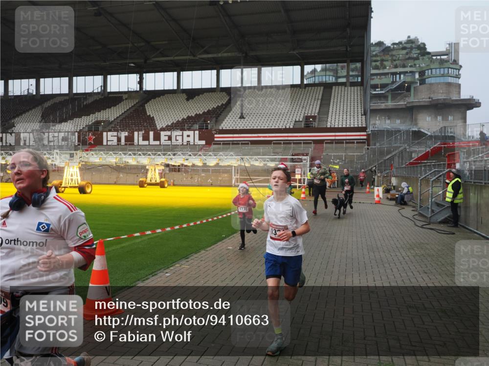 07.12.2025 - St. Pauli X-Mass-Run No. 15 Fabian Wolf http://msf.ph/oto/9410663 07.12.2025 11:11:33 Ziel 171, 182, 190, 1309, 1321, 1589, 1711, 1714, 1767, 1770, 4805, 4806, 4810, 5005, 5006 meine-sportfotos.de