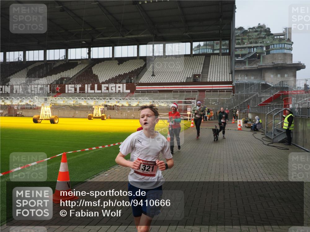 07.12.2025 - St. Pauli X-Mass-Run No. 15 Fabian Wolf http://msf.ph/oto/9410666 07.12.2025 11:11:34 Ziel 171, 182, 190, 1309, 1321, 1589, 1711, 1714, 1767, 1770, 4805, 4806, 4810, 5005, 5006 meine-sportfotos.de
