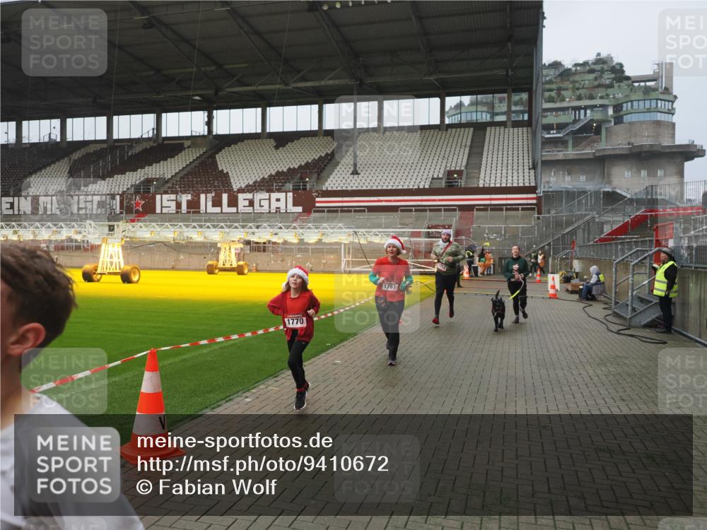 07.12.2025 - St. Pauli X-Mass-Run No. 15 Fabian Wolf http://msf.ph/oto/9410672 07.12.2025 11:11:34 Ziel 171, 182, 190, 1309, 1321, 1589, 1711, 1714, 1767, 1770, 4805, 4806, 4810, 5005, 5006 meine-sportfotos.de
