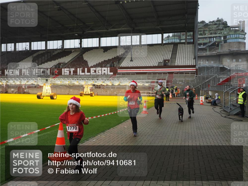07.12.2025 - St. Pauli X-Mass-Run No. 15 Fabian Wolf http://msf.ph/oto/9410681 07.12.2025 11:11:35 Ziel 171, 182, 190, 1309, 1321, 1589, 1711, 1714, 1767, 1770, 4805, 4806, 4810, 5005, 5006 meine-sportfotos.de
