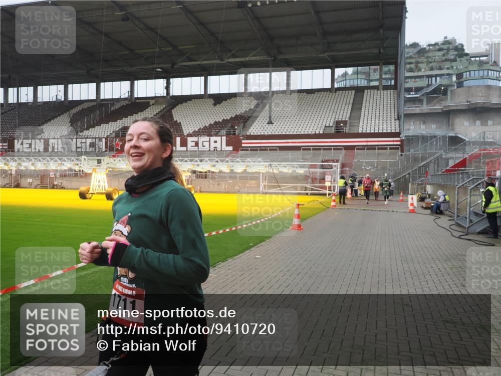 07.12.2025 - St. Pauli X-Mass-Run No. 15 Fabian Wolf http://msf.ph/oto/9410720 07.12.2025 11:11:38 Ziel 171, 689, 690, 1309, 1321, 1589, 1711, 1714, 1767, 1770 meine-sportfotos.de