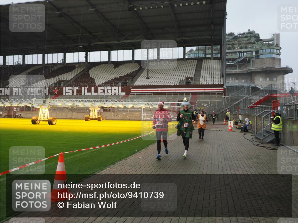 07.12.2025 - St. Pauli X-Mass-Run No. 15 Fabian Wolf http://msf.ph/oto/9410739 07.12.2025 11:11:46 Ziel 679, 689, 690, 1186, 1321, 1589, 1711, 1714 meine-sportfotos.de