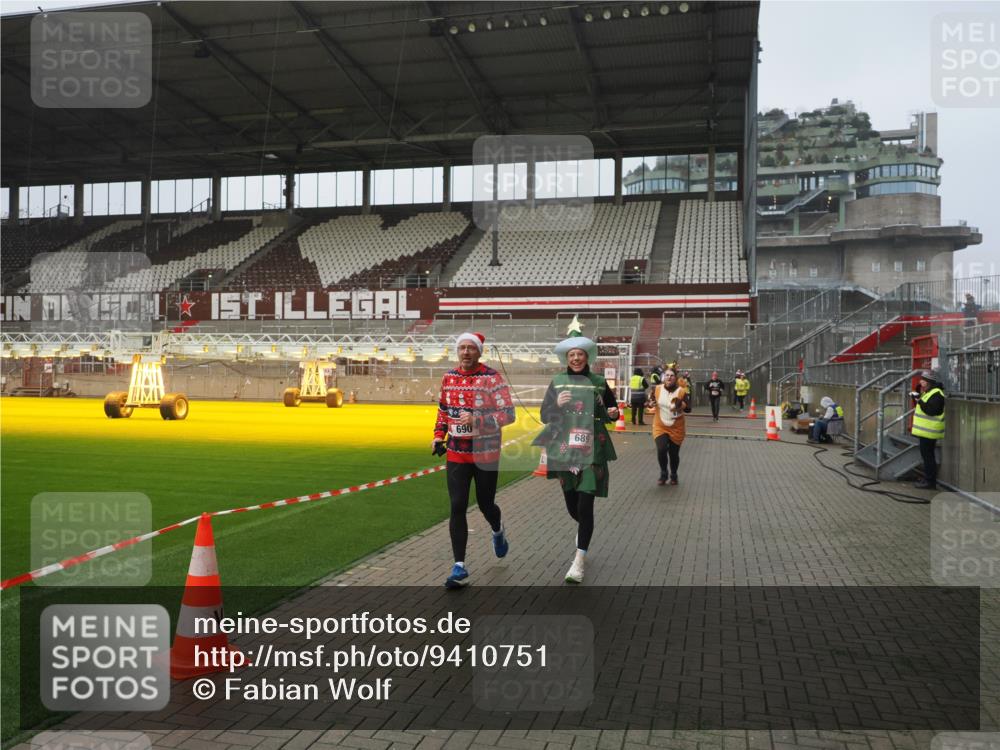 07.12.2025 - St. Pauli X-Mass-Run No. 15 Fabian Wolf http://msf.ph/oto/9410751 07.12.2025 11:11:47 Ziel 679, 689, 690, 694, 1186, 1321, 1711, 1714 meine-sportfotos.de