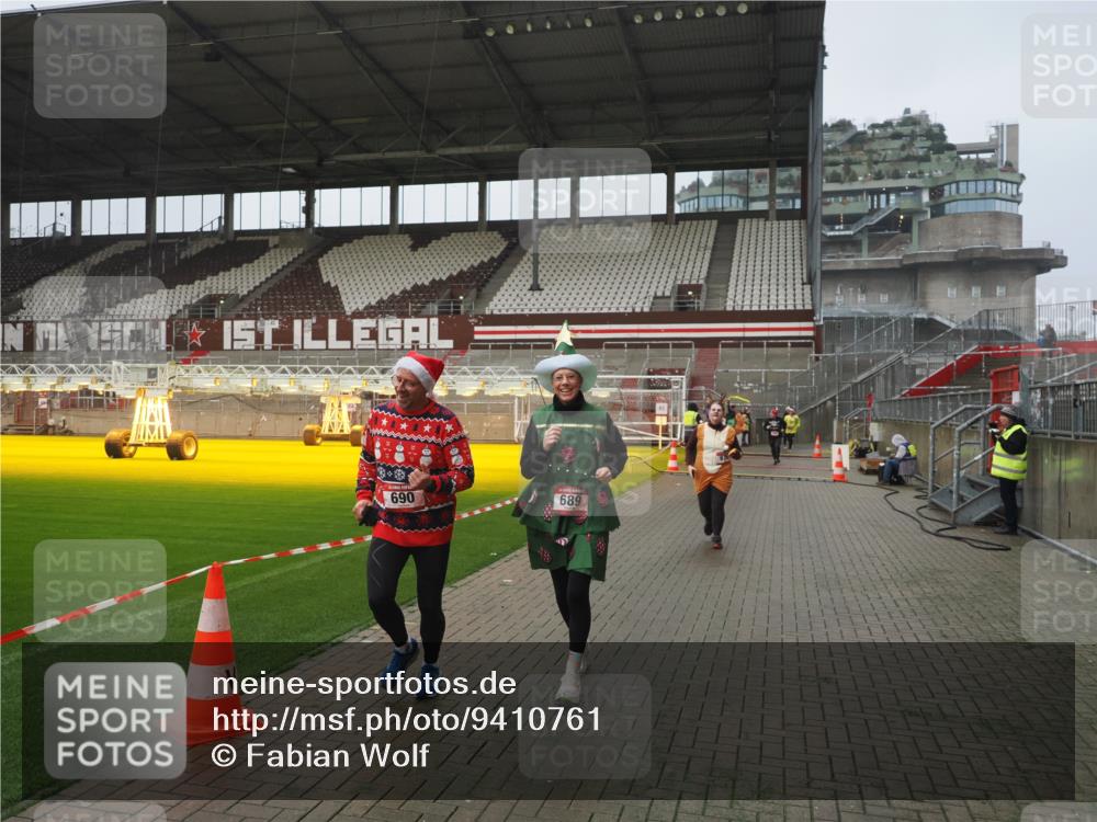 07.12.2025 - St. Pauli X-Mass-Run No. 15 Fabian Wolf http://msf.ph/oto/9410761 07.12.2025 11:11:47 Ziel 679, 689, 690, 694, 1186, 1321, 1711, 1714 meine-sportfotos.de
