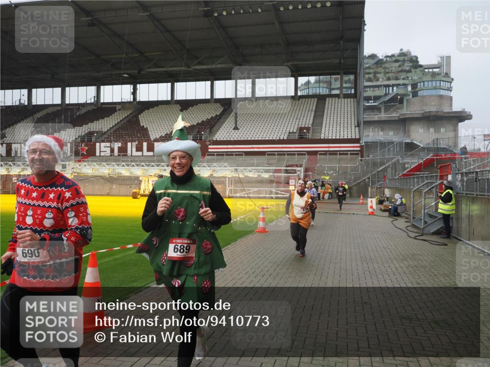 07.12.2025 - St. Pauli X-Mass-Run No. 15 Fabian Wolf http://msf.ph/oto/9410773 07.12.2025 11:11:48 Ziel 679, 689, 690, 694, 1186, 1321, 1711, 1714 meine-sportfotos.de