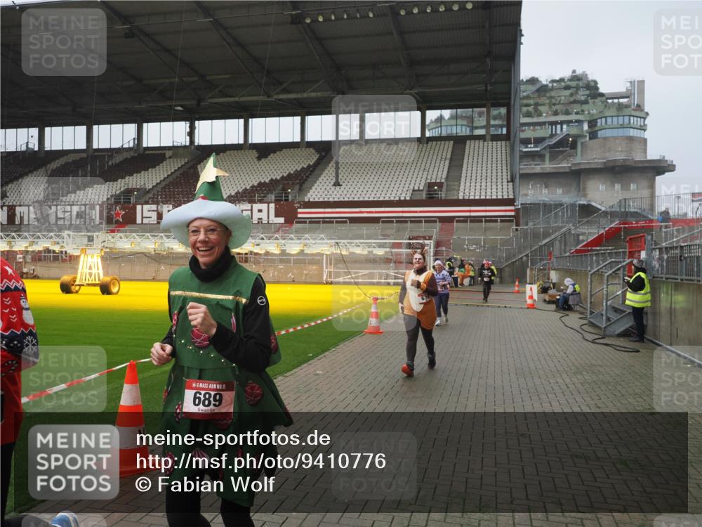 07.12.2025 - St. Pauli X-Mass-Run No. 15 Fabian Wolf http://msf.ph/oto/9410776 07.12.2025 11:11:48 Ziel 679, 689, 690, 694, 1186, 1321, 1711, 1714 meine-sportfotos.de