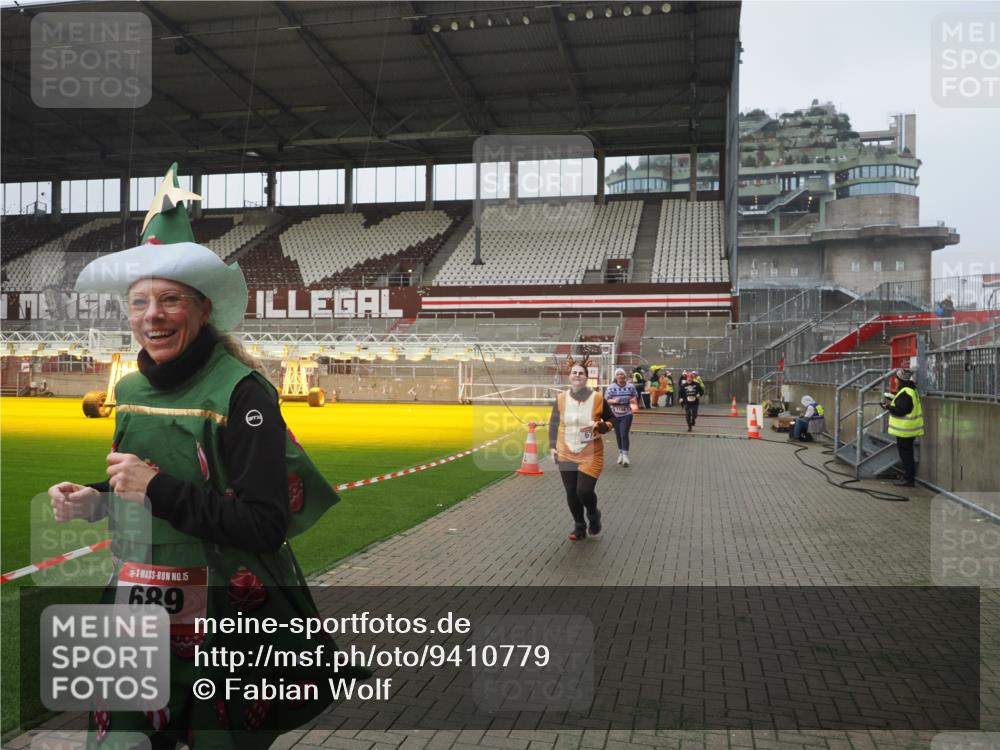 07.12.2025 - St. Pauli X-Mass-Run No. 15 Fabian Wolf http://msf.ph/oto/9410779 07.12.2025 11:11:48 Ziel 679, 689, 690, 694, 1186, 1321, 1711, 1714 meine-sportfotos.de