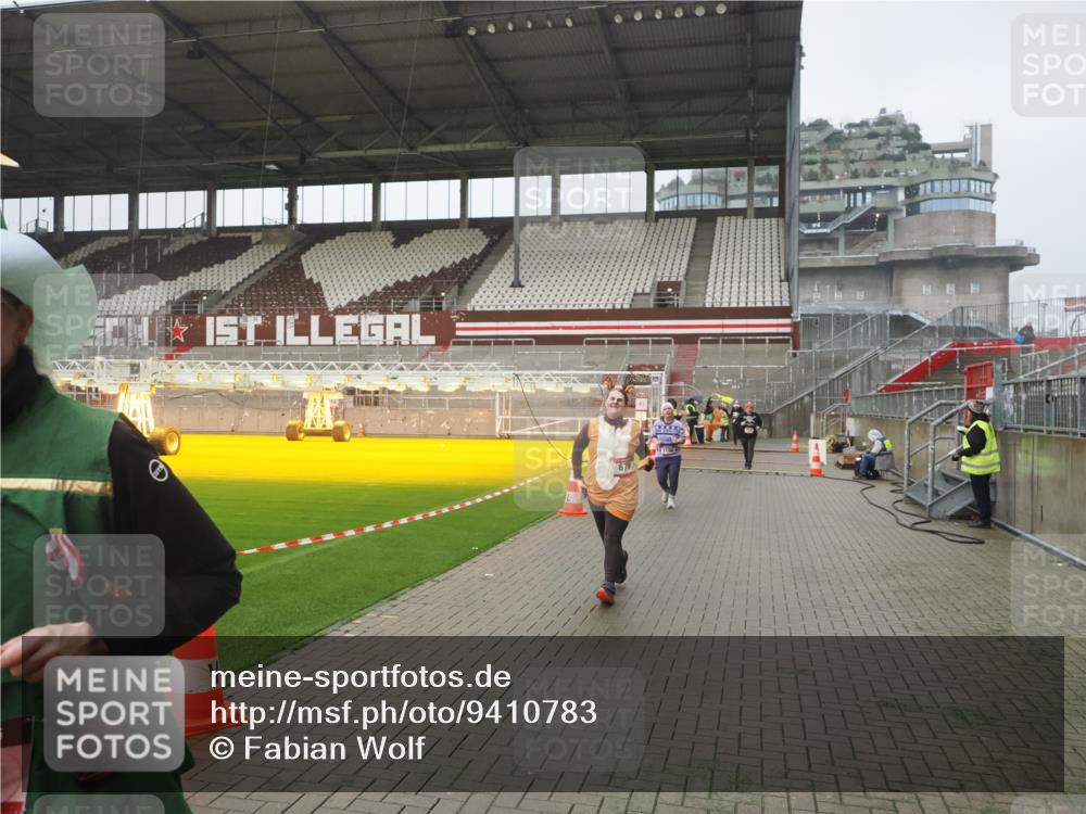07.12.2025 - St. Pauli X-Mass-Run No. 15 Fabian Wolf http://msf.ph/oto/9410783 07.12.2025 11:11:48 Ziel 679, 689, 690, 694, 1186, 1321, 1711, 1714 meine-sportfotos.de
