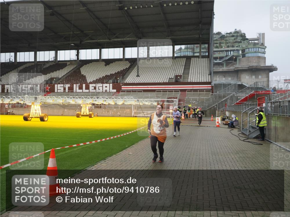 07.12.2025 - St. Pauli X-Mass-Run No. 15 Fabian Wolf http://msf.ph/oto/9410786 07.12.2025 11:11:49 Ziel 679, 689, 690, 694, 1186, 1711, 1714 meine-sportfotos.de