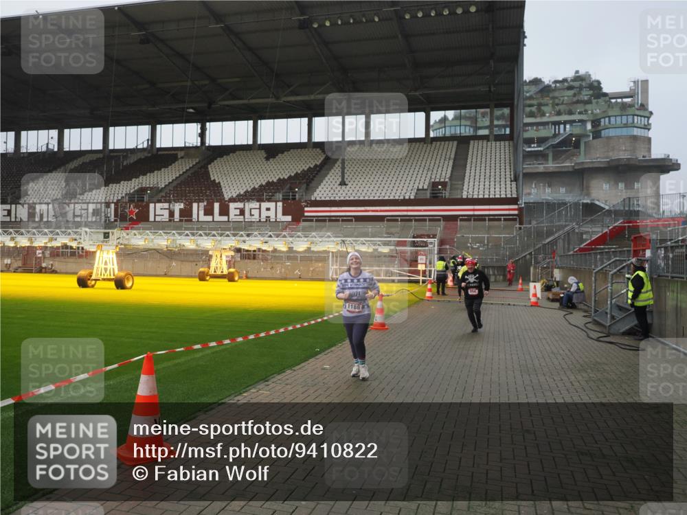 07.12.2025 - St. Pauli X-Mass-Run No. 15 Fabian Wolf http://msf.ph/oto/9410822 07.12.2025 11:11:52 Ziel 408, 437, 679, 689, 690, 694, 1186 meine-sportfotos.de