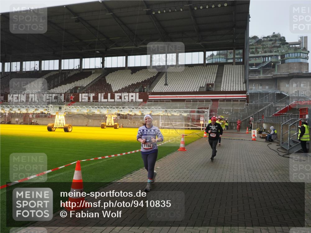07.12.2025 - St. Pauli X-Mass-Run No. 15 Fabian Wolf http://msf.ph/oto/9410835 07.12.2025 11:11:52 Ziel 408, 437, 679, 689, 690, 694, 1186 meine-sportfotos.de