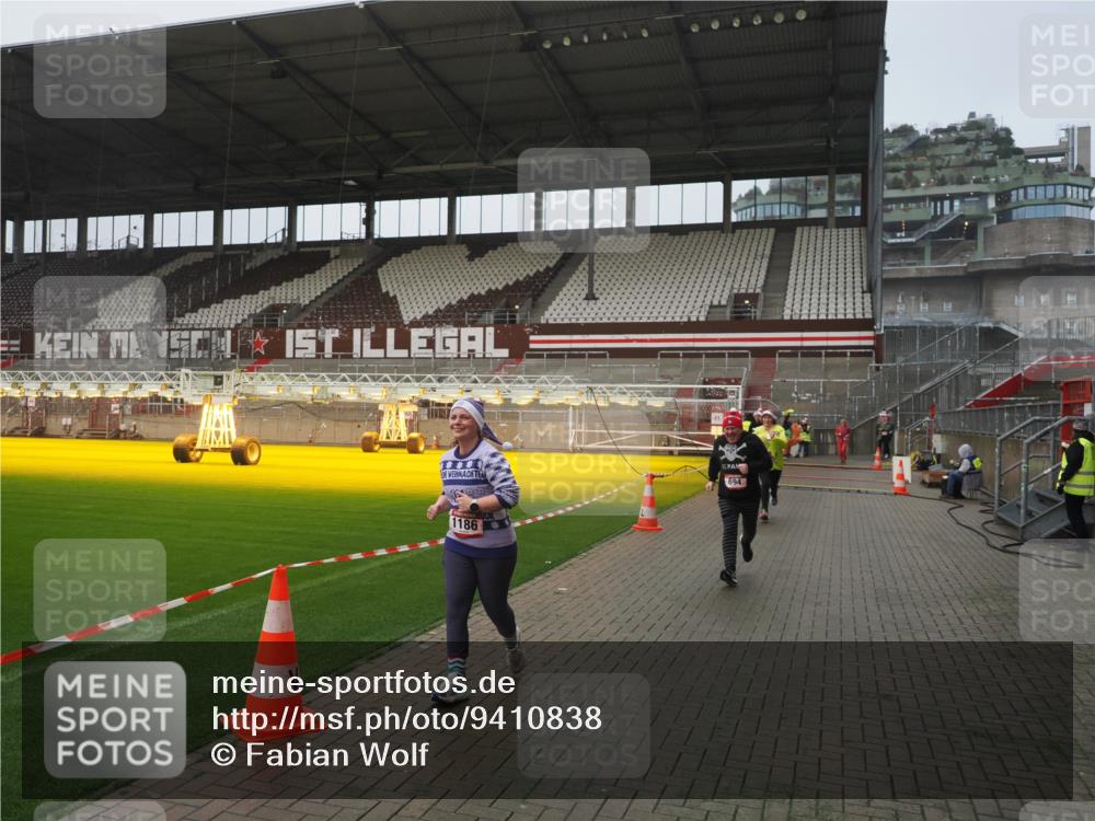 07.12.2025 - St. Pauli X-Mass-Run No. 15 Fabian Wolf http://msf.ph/oto/9410838 07.12.2025 11:11:53 Ziel 408, 437, 679, 689, 690, 694, 1186 meine-sportfotos.de